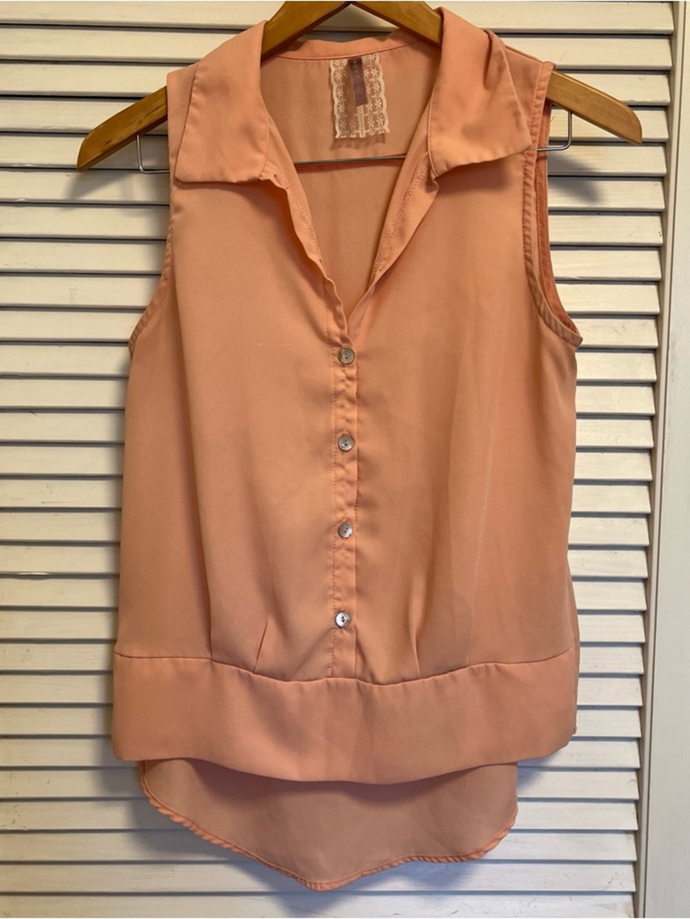 Mauve Anthropologie Peach Button-Up Sleeveless Blouse